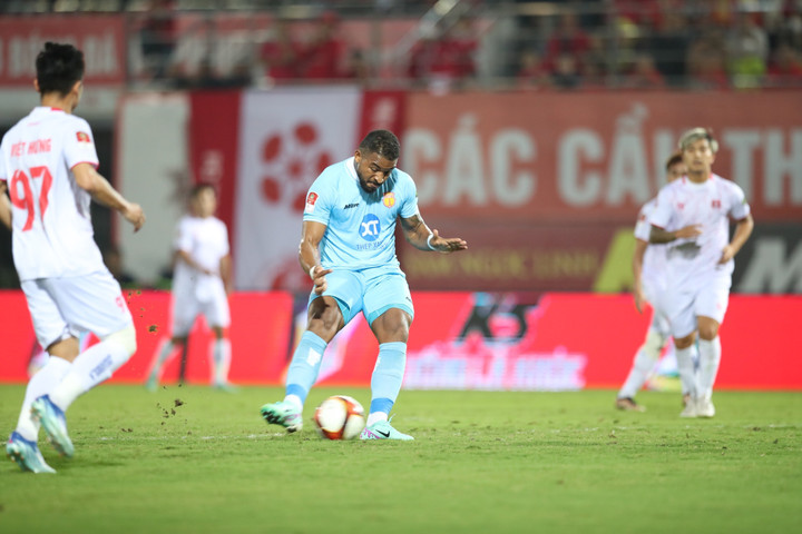 Rafaelson giúp Nam Định được hưởng phạt đền.