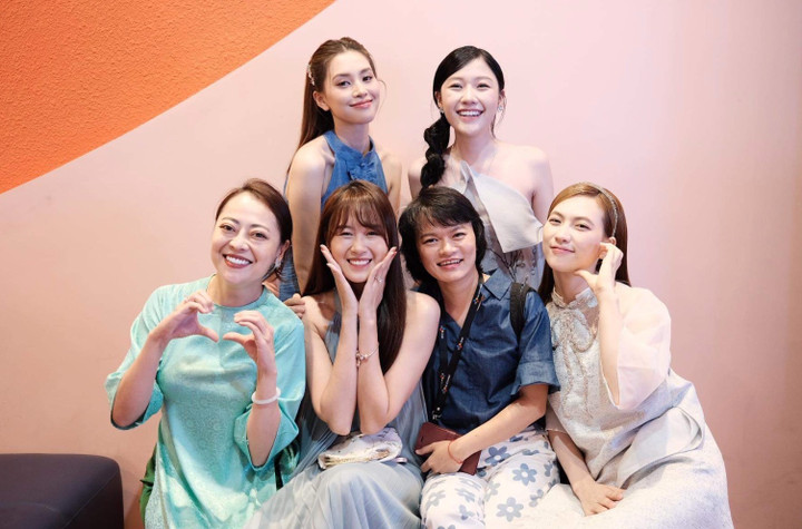 Tiểu Vy bên dàn diễn viên phim "Mai".