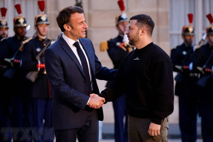 Tổng thống Pháp Emmanuel Macron trong cuộc gặp Tổng thống Ukraine Volodymyr Zelensky (phải) tại Paris, ngày 14/5/2023. (Ảnh: AFP/TTXVN)