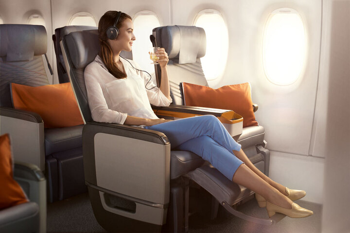 Vị trí lối đi thường có khoảng cách rộng để bạn duỗi chuân thoải mái. (Ảnh: Vacations & Travel)