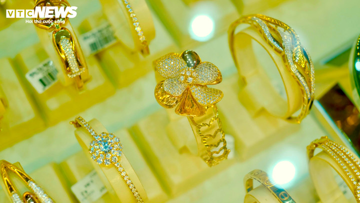 Giá vàng thế giới và trong nước biến động trái chiều.