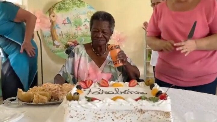 Bà Meire da Silva trong tiệc sinh nhật lần thứ 112. (Ảnh: Newsflash)