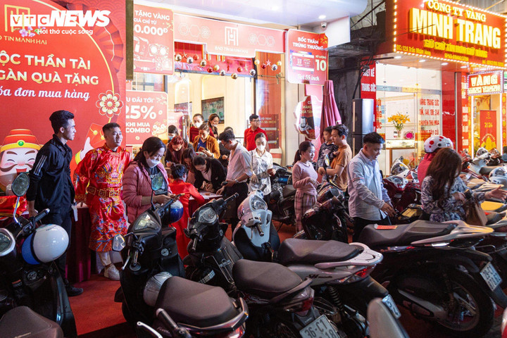 Các nhân viên trông xe, nhân viên hướng dẫn, nhân viên phục vụ đồ ăn uống nhẹ của hoạt động liên tục để phục vụ khách hàng tốt nhất có thể. Ai cũng thừa nhận họ đã quá tải sau một ngày làm việc vất vả. Tuy vậy, cửa hàng vẫn mở cửa đến 23h để phục vụ hết lượt khách có nhu cầu.