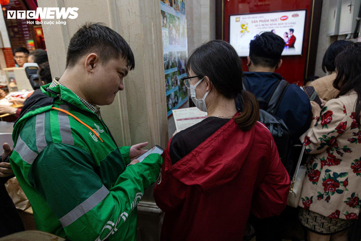 Theo chia sẻ của nhiều người, họ đến mua vàng lúc này vì bận công việc cả ngày, chỉ đến lúc tan ca mới có thể tranh thủ ghé cửa hàng mua vàng lấy may trong ngày vía Thần Tài.