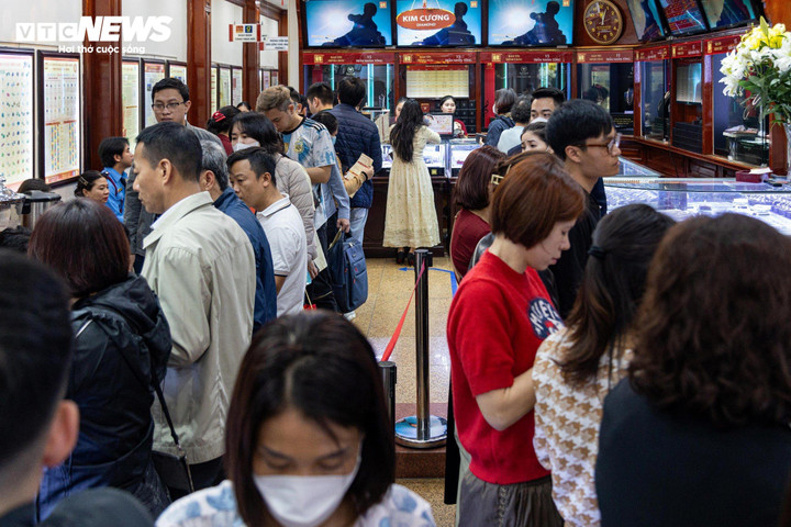 Bên trong cửa hàng lúc nào cũng chật kín người đến mua vàng.