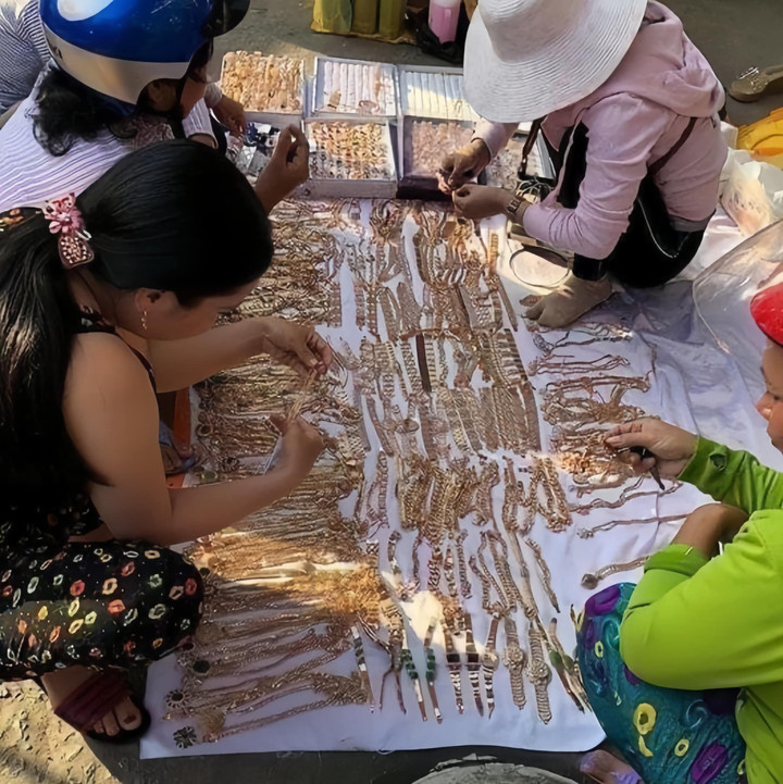 "Ngày vía Thần Tài, đi từ sáng đến giờ, chọn mãi chưa mua được chỉ vàng nào". (Ảnh: Thính)