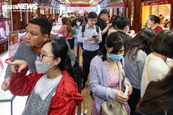 Dòng người vẫn chưa có dấu hiệu giảm dù đã là cuối ngày.