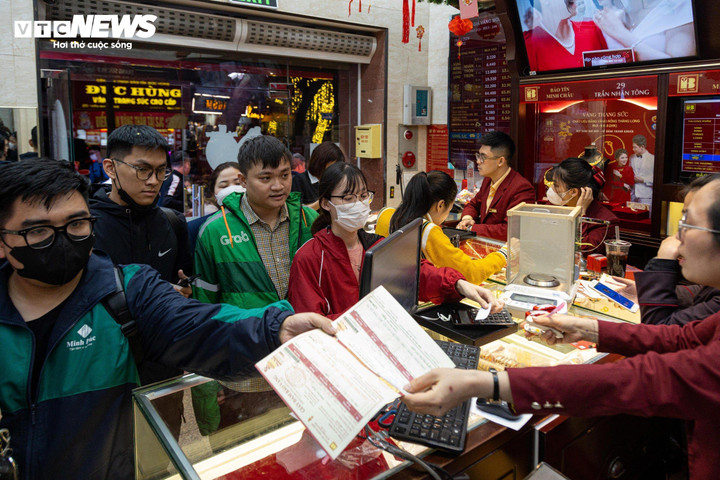 Anh Trường chia sẻ năm nào cũng mua 1 chỉ vàng, liên tục trong 5 năm qua. Anh coi đó vừa như lấy may dịp đầu năm vừa là phần tích lũy để chi tiêu những khi cần thiết.