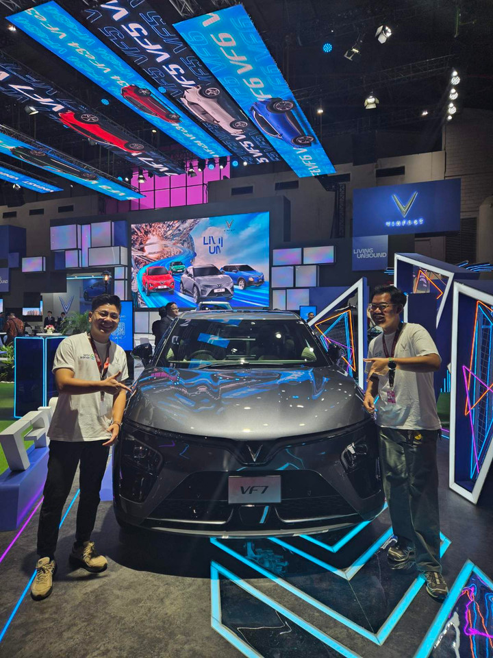 Chuyên gia về xe Narendra Wicaksana (bên trái) của kênh Setir Kanan thích thú với kiểu dáng hiện đại và thể thao của VF 6 và VF 7.