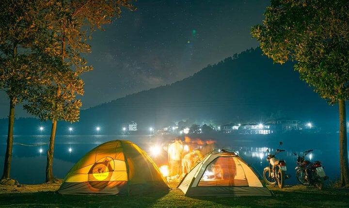 Cắm trại qua đêm là một trải nghiệm thú vị bạn không nên bỏ qua.