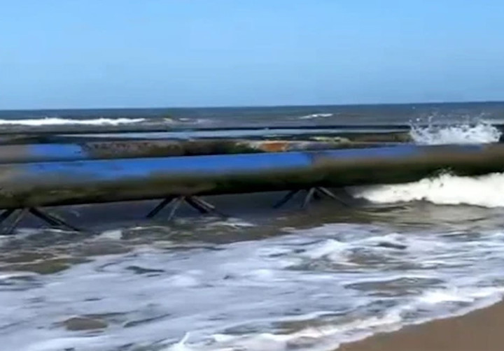 Vật thể lạ khổng lồ làm bằng kim loại trôi dạt vào vùng bờ biển huyện Phong Điền (Thừa Thiên - Huế). (Ảnh: CTV)