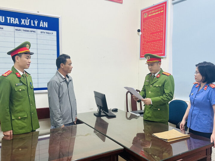 Cơ quan chức năng tống đạt các quyết định truy tố, bắt giam Trần Văn Song. (Ảnh: Công an Hà Tĩnh)