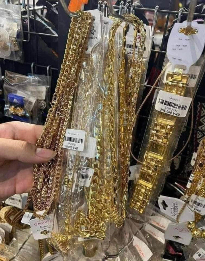 "Không có đủ tiền mua vàng thật thì mua vàng này chắc cũng lấy hên được nhỉ", tác giả viết. (Ảnh: Châu Phan)