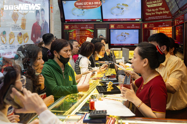 Nhân viên tiệm vàng làm việc hết công suất trong ngày vía Thần Tài 2024.