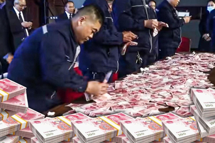 Nhân viên chơi trò đếm tiền để nhận thưởng cuối năm.