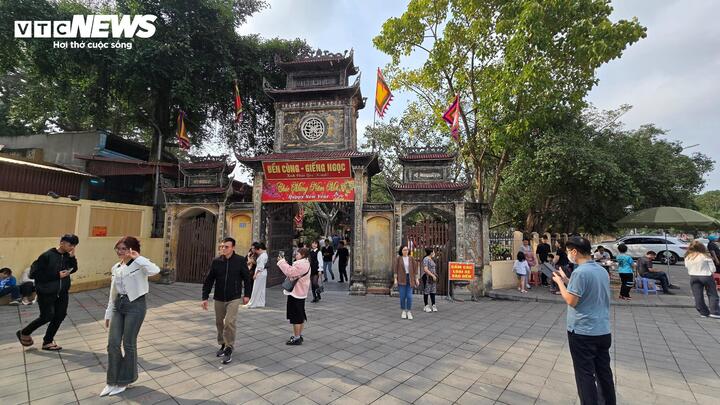 Cũng như chị Phượng, nhiều du khách tìm về Đền Cùng cầu may đầu năm. Đền Cùng - Giếng Ngọc ở khu Viêm Xá (còn gọi là làng Diềm), phường Hòa Long, TP Bắc Ninh thờ Mẫu Tam Phủ từ ngàn xưa. Sự linh hiển của Đền Cùng nổi tiếng đã lâu. Tương truyền, từ thời Tiền Lý, Tiền Lê, thời Lý, quan quân triều đình đánh giặc dọc tuyến sông Cầu khi đến chốn này cầu đảo đều được ứng nghiệm, đánh bại quân xâm lược.