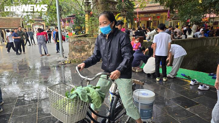 Theo người dân làng Diềm, do nguồn nước chảy từ trong núi, thấm qua tầng tầng lớp lớp đá ong đã tạo nên vị ngọt, mát hiếm có. Bởi thế, người làng Diềm thường lấy nước Giếng Ngọc về để nấu cơm.