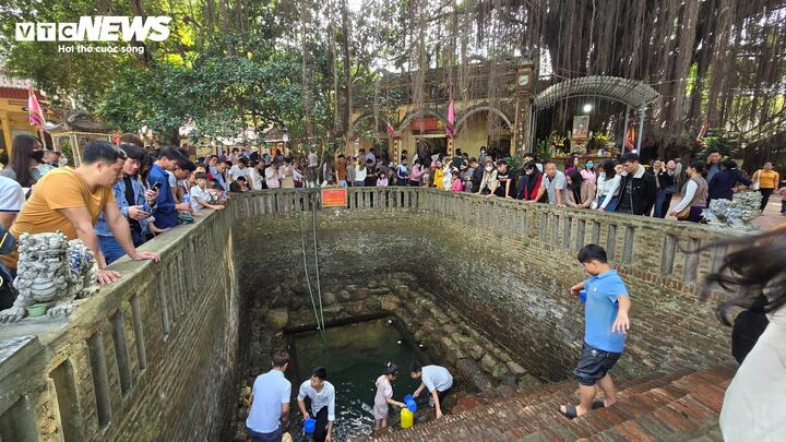 Một điều thú vị là dù được người dân dùng liên tục, nước Giếng Ngọc chưa bao giờ cạn, thậm chí cả trong mùa khô hạn.