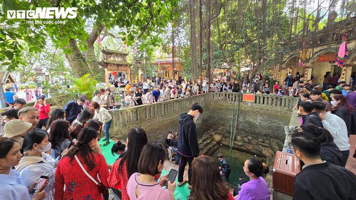 Nằm giữa sân Đền Cùng là Giếng Ngọc. Giếng Ngọc có hình bán nguyệt, rộng khoảng 20m2, gồm 11 bậc gạch, 4 bậc đá và 1 bậc gỗ lim ở sát mép giếng.