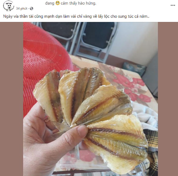 Người phụ nữ thích thú khi mua được nhiều "chỉ vàng" về lấy lộc. (Ảnh: Mai Hoa)