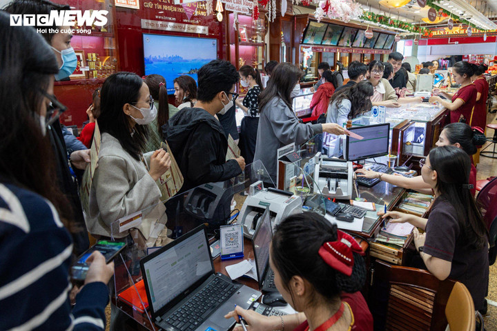 Đại diện Bảo Tín Minh Châu cho biết năm nay hãng đã có sự chuẩn bị với lượng hàng tăng nhiều hơn cả về mẫu mã và số lượng, tăng khoảng từ 10 - 30% tùy thuộc vào từng chủng loại. Do đó không có cảnh hết vàng như mọi năm.
