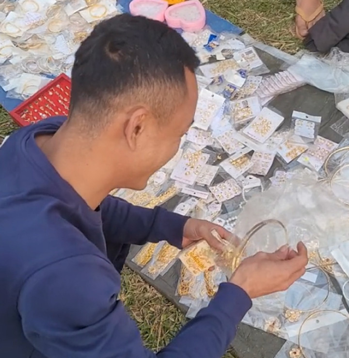 Sắm được chiếc lắc vàng xịn thế này thì "ai chơi cho lại". (Ảnh: Tiktok/@bang_co_tay)