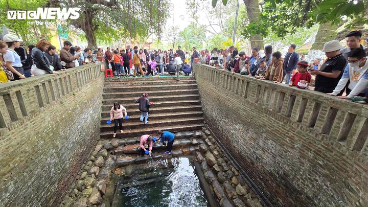Dưới đáy giếng là lớp đá ong tự nhiên, sâu khoảng 7m, nước giếng có màu trong xanh, có thể nhìn xuống tận đáy.