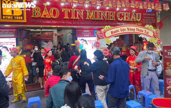 Nhiều người là dân công sở cho biết, do không thể nghỉ làm trong buổi sáng đầu tuần nên họ đành tranh thủ buổi trưa đến xếp hàng mua vàng. "Tuy biết buổi trưa thường rất đông do là khung giờ cao điểm nhưng tôi chỉ có thể bố trí được thời gian này vì buổi sáng thứ 2 rất bận, nhiều công việc dồn vào cần phải xử lý luôn", chị Mai Hoa (ở quận Đống Đa, Hà Nội) nói.