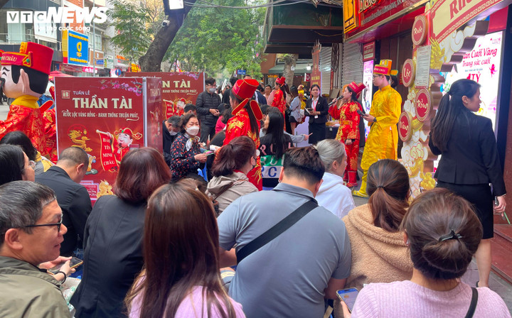 Trưa 19/2, dòng người mua vàng tại các cửa hàng lớn trên "phố vàng" Trần Nhân Tông vẫn chưa ngớt, thậm chí đông hơn lúc sáng sớm.