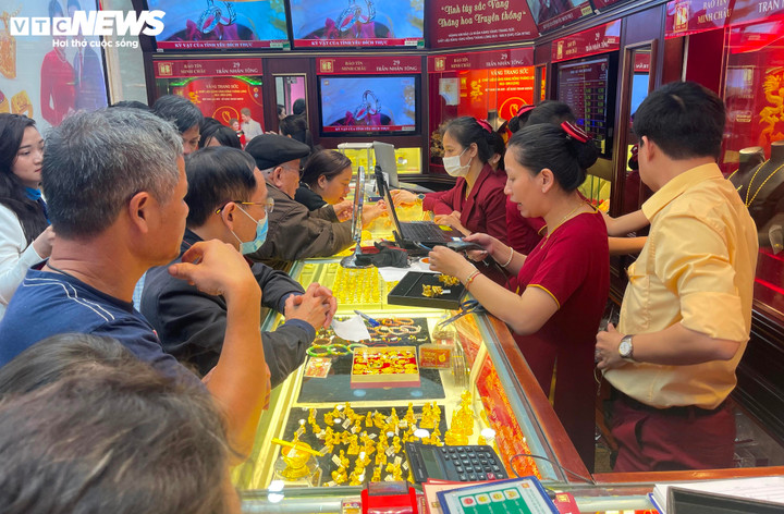 Nhiều khách hàng chia sẻ, do sợ cảnh cửa hàng hết vàng hoặc chờ quá lâu, họ phải sắp xếp công việc để nghỉ trưa sớm hơn một chút, rời chỗ làm và đến thẳng tiệm vàng. "Hy vọng tôi sẽ mua được nhanh chóng, kịp quay về làm lúc đầu giờ chiều", anh Thế Anh ở quận Đống Đa, Hà Nội nói.