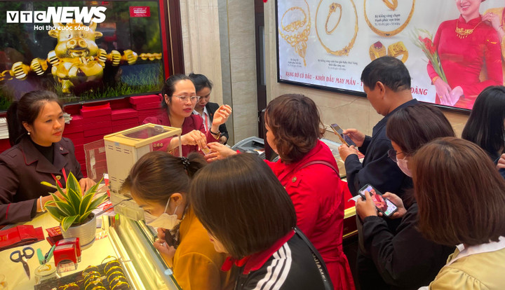 Những người đã nhanh tay mua được vàng trong buổi sáng thì chia sẻ, họ phải xin đi làm muộn, mua vàng xong mới ghé chỗ làm. "Tôi vẫn quan niệm mua vàng vào sáng sớm ngày vía Thần Tài là may mắn, tốt giờ nhất nên năm nào cũng vậy, tôi cố gắng bố trí để mua từ sáng", chị Lan Anh ở quận Ba Đình cho biết. Hôm nay, chị Lan Anh xếp hàng từ 7h nhưng phải đến 9h mới hoàn thành giao dịch.
