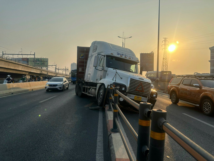 Ô tô đầu kéo va vào dải phân cách trên cầu Sài Gòn khiến kẹt xe, ùn ứ kéo dài.