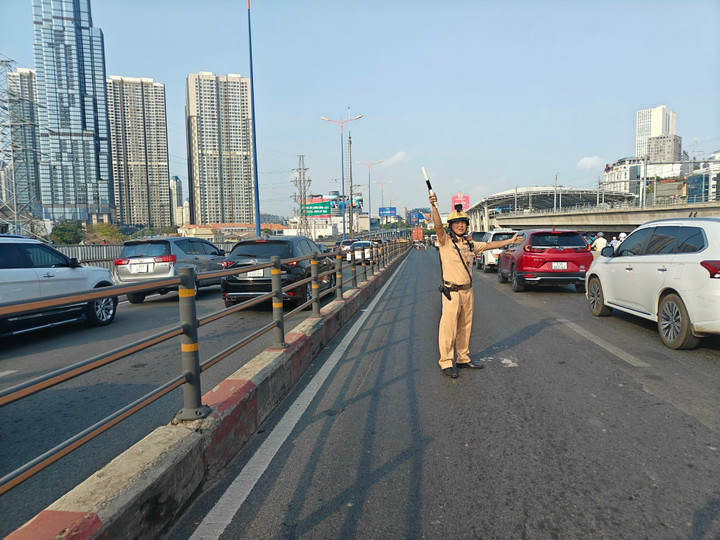 Lực lượng CSGT đã có mặt để điều tiết giao thông.