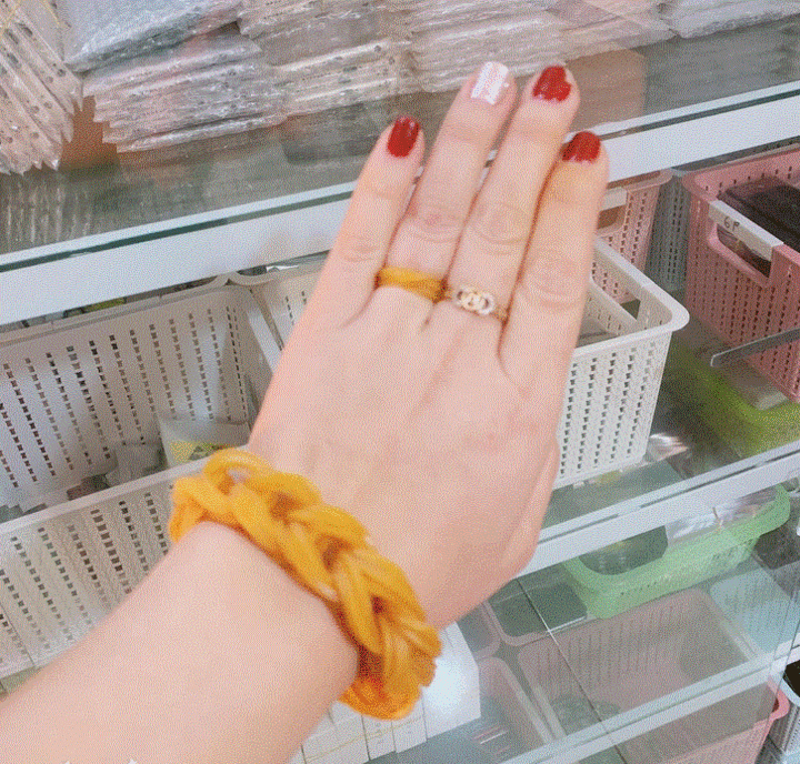 Quyết vét sạch tiền một lần sắm vàng ngày vía Thần Tài để lấy may và cái kết. (Ảnh: Phạm Loan)