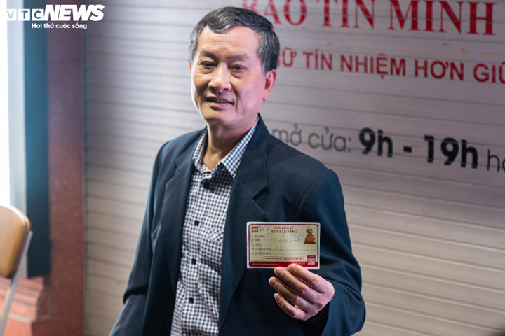 Ông Tô Hòa Bình, người 10 năm liên tiếp sở hữu tấp thẻ mua vàng số 01 trong ngày vía Thần Tài.