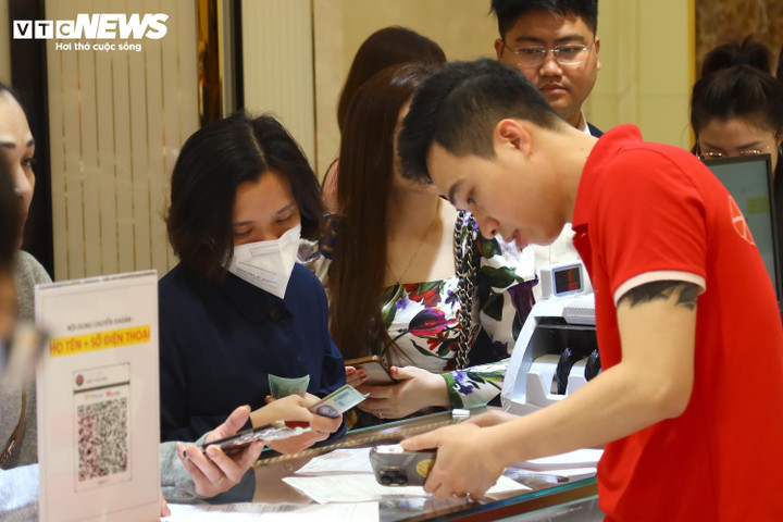 Trong sáng ngày vía Thần Tài, giá vàng miếng giảm khoảng hơn 1 triệu đồng/lượng. Trong khi đó, giá vàng nhẫn tròn trơn lại lập kỷ lục mới, khi tăng mạnh lên 65,6 triệu đồng/lượng.