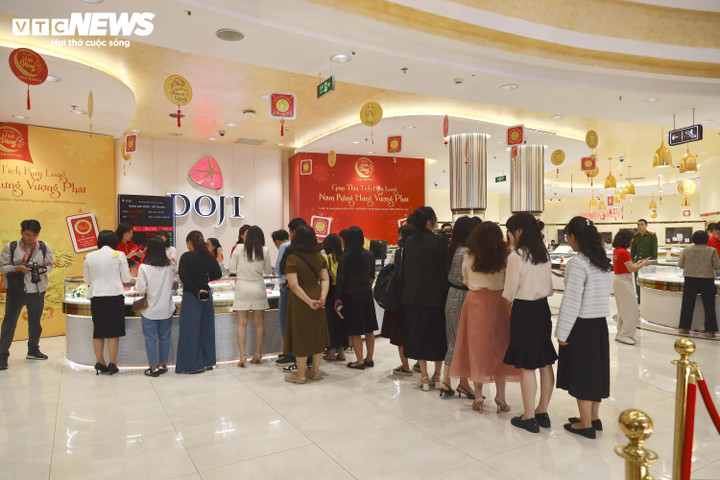 Khách xếp dài trước những quầy hàng trong tòa nhà Doji nằm trên đường Lê Duẩn (quận Ba Đình, Hà Nội), trong trưa 19/2.