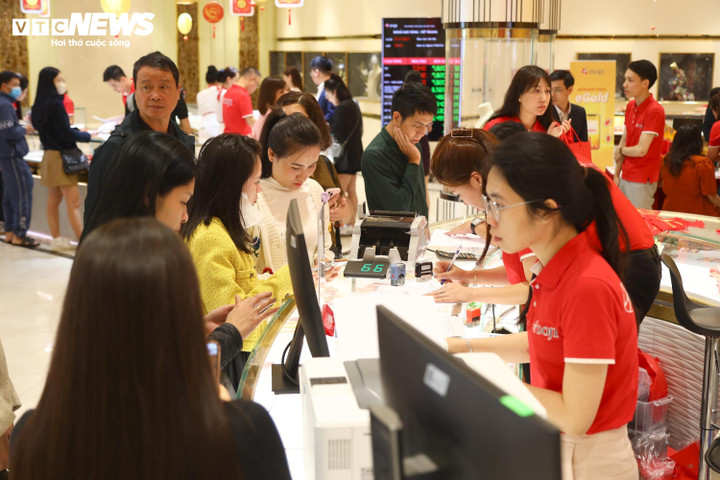 Rất đông khách chờ thanh toán để nhanh chóng quay về chỗ làm.