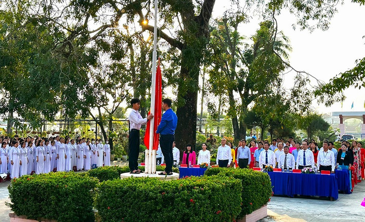 Bí thư Tỉnh ủy Phạm Đại Dương cùng các đại biểu tham gia buổi chào cờ đầu tuần với thầy và trò Trường THPT Lê Hồng Phong, huyện Tây Hòa. (Ảnh: Tỉnh ủy Phú Yên)