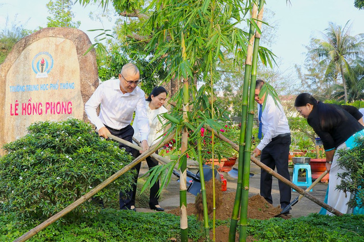 Bí thư Tỉnh ủy Phú Yên Phạm Đại Dương cùng đại biểu trồng tre trong khuôn viên của Trường THPT Lê Hồng Phong. (Ảnh: Tỉnh ủy Phú Yên)