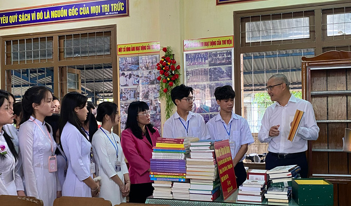 Ông Phạm Đại Dương giới thiệu những quyển sách tặng cho các em học sinh Trường THPT Lê Hồng Phong. (Ảnh: Tỉnh ủy Phú Yên)