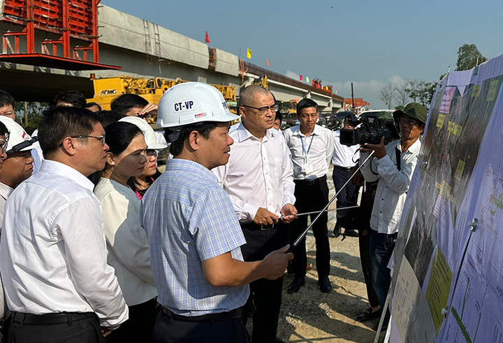 Bí thư Tỉnh ủy Phạm Đại Dương kiểm tra thực địa và xem tổng thể trên bản đồ tại công trường đoạn qua đị bàn huyện Tây Hòa. (Ảnh: Tỉnh ủy Phú Yên)