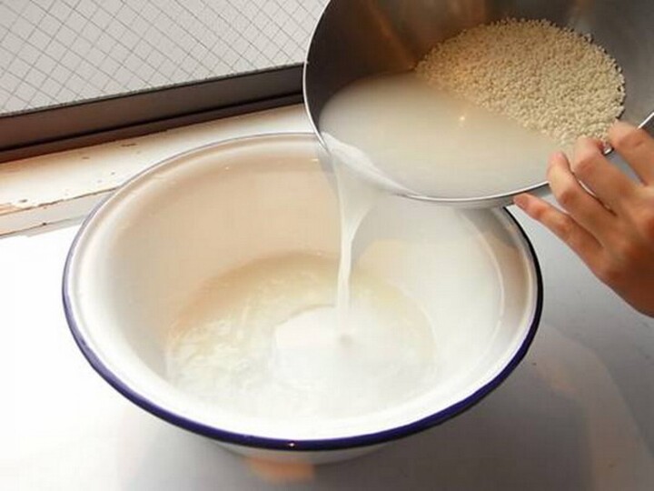 Nước vo gạo có thể khử mùi tanh của cá. (Ảnh: PasGo)
