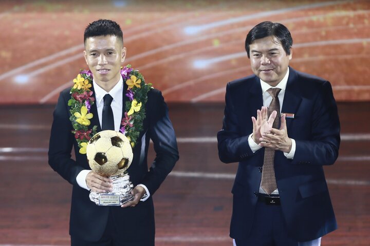 Đức Hoà nhận giải thưởng Quả bóng Vàng futsal Việt Nam 2023.