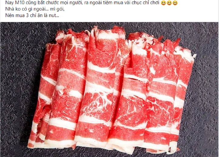 Thanh niên này cũng theo trend đi mua "ba chỉ" ngày vía Thần Tài. (Ảnh: Quân Nguyễn)