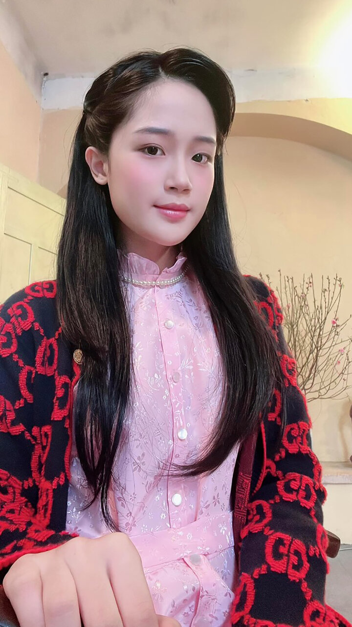 Cao Thị Thùy Linh sinh năm 2003 tại Hà Nội. Thời điểm casting cho vai diễn này, Thuỳ Linh vẫn đang theo học ngành marketing.