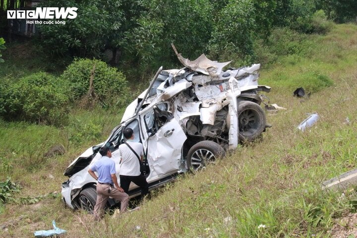 Hiện trường vụ tai nạn nghiêm trọng trên cao tốc Cam Lộ - La Sơn xảy ra ngày 18/2.