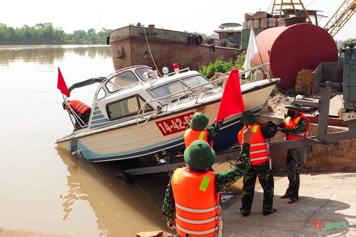 Đơn vị vận tải thủy Phòng hậu cần Bộ Chỉ huy Quân sự tỉnh Thái Bình hạ thủy xuồng máy sẵn sàng cơ động ứng phó với cơn bão số 1 (Talim) hồi tháng 7/2023. (Ảnh: QĐND)