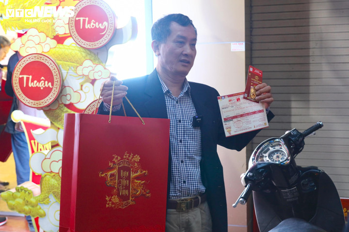 Ông Tô Hòa Bình, người 10 năm liên tiếp xếp hàng đầu tiên mua vàng vui vẻ nói: "Đây là năm thứ 10 liên tiếp tôi đi mua vàng vào sáng sớm ngày vía Thần Tài và tôi sẽ tiếp tục giữ thói quen này trong những năm sau".