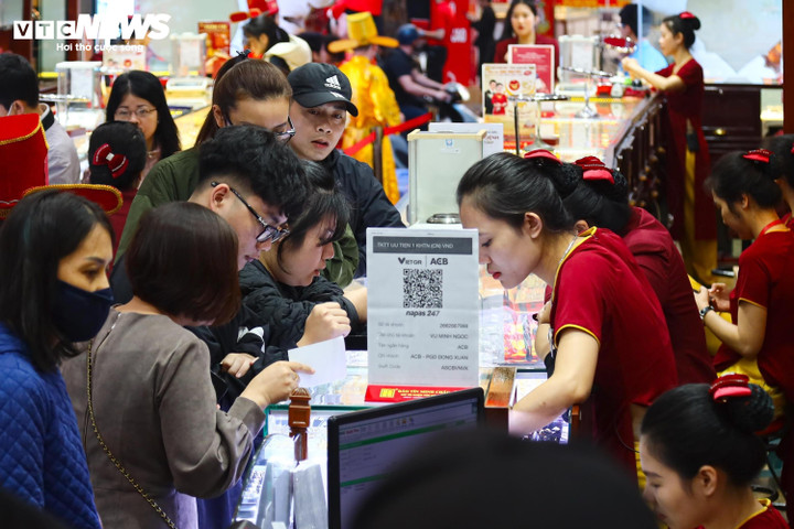 Cũng mua vàng vào buổi trưa nhưng không có quá nhiều thời gian để xếp hàng chờ đợi nên chị Thanh Hoa (quận Hai Bà Trưng, Hà Nội) đã nhanh tay đặt hàng, chuyển khoản từ trước đó và được sắp xếp lấy hàng nhanh chóng. Nhờ thế trưa nay, chị Hoa được bỏ qua khâu lấy số thứ tự, phân loại và ngồi chờ đến lượt.